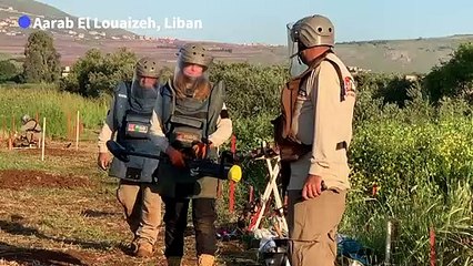 "Je dois avoir peur": Hala Naamé, une des rares femmes à déminer les champs du Sud Liban
