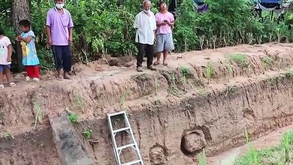 ชาวบ้านขุดดินโคกหนองนาโมเดล พบไหโบราณ 16 ใบ คาดอายุมากกว่า 300 ปี รอกรมศิลปากรและเจ้าหน้าที่ที่เกี่ยวข้องเข้ามาตรวจสอบ