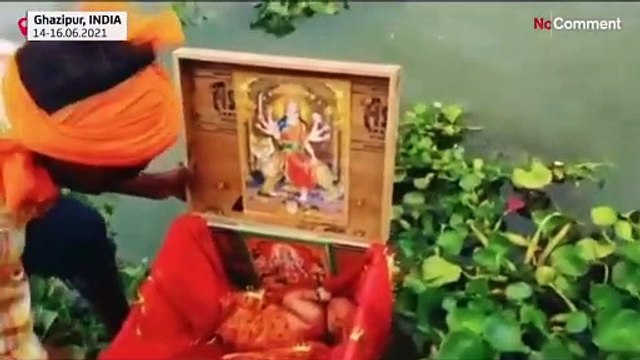 Ein Baby treibt in einer Kiste auf dem Ganges
