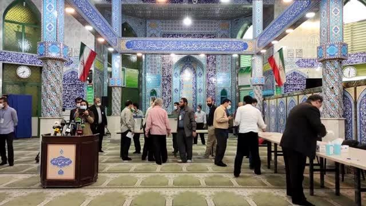 İran'da halk cumhurbaşkanlığı seçimleri için sandık başında