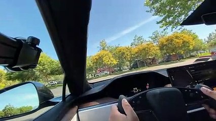 Le volant rectangle de la Tesla Model S pose problème
