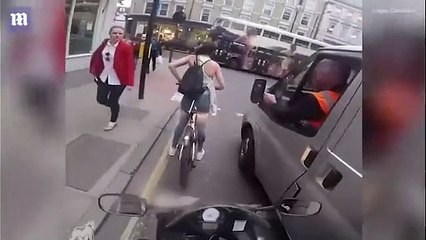 Clip Bị 2 gã đàn ông trên ô tô trêu ghẹo, gái xinh đáp trả gực gắt