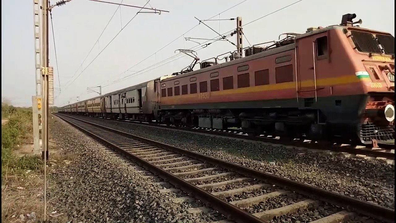 Crossing of Howrah-Malda Town Express & Katwa-Bandel EMU Local __ Indian Railway