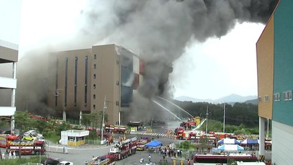 이틀째 타오르는 쿠팡 물류센터...시간대별 상황 / YTN