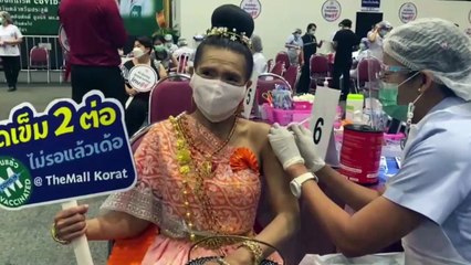 โคราช อดีตผู้ใหญ่บ้านแต่งชุดไทยไปเข้ารับบริการฉีดวัคซีนโควิด-19  เผยอยากสร้างรอยยิ้มให้กับคนอื่นที่มาฉีดวัคซีนด้วย