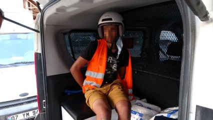 Motosikletin üzerinde neye uğradığını anlamadı, yaka paça yakalanıp tutuklandı