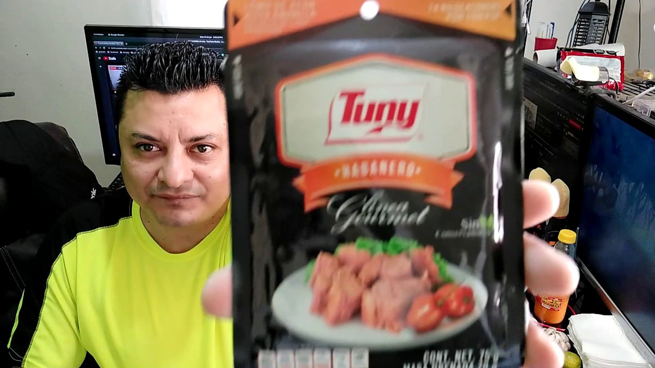 Atun Tuny Habanero linea gourmet con tostada y salsa de chile habanero extra calificando el sabor y consistencia de este producto