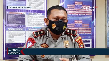 Truk Hantam Warung Makan dan 2 Sepeda Motor