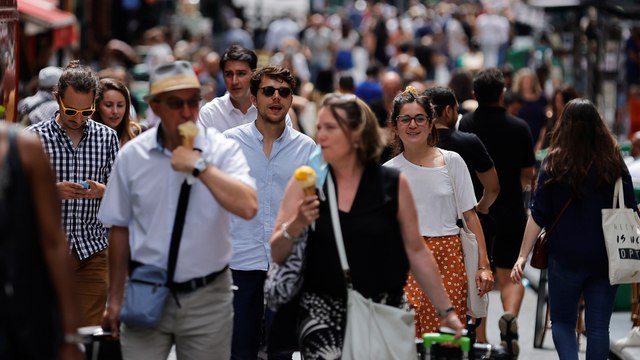 فرنسا تقرر عدم إلزامية ارتداء الكمامات في الخارج باستثناء مناطق الازدحام