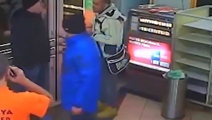 Neo Nazileri tabakla püskürten Türk dönerci