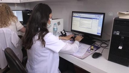Kovid-19'a yakalanan babanın şifası doktor kızından geldi