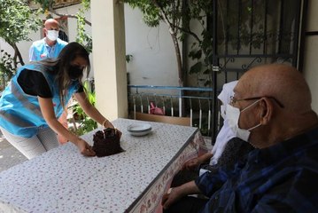 Vefa ekibi 90 yaşındaki çiftin 67. evlilik yıl dönümünü kutladı
