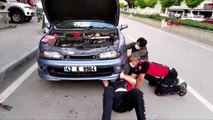 OTOMOBİLİN MOTORUNA SIKIŞAN KEDİYİ İTFAİYE KURTARDI