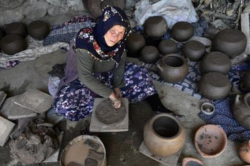 GÜMÜŞHANE - Dağlardan getirilen çamurla üretilen "Dölek güveci" zamana direniyor