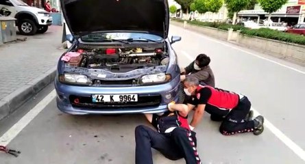 Yavru kedi, sıkıştığı otomobilden kurtarıldı
