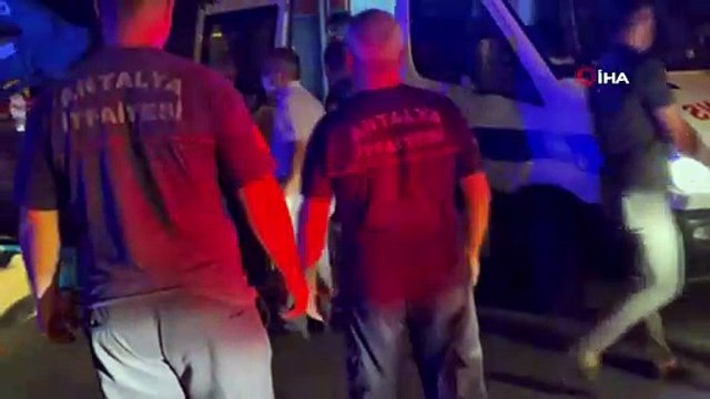 Tıra çarpan ticari araç sürücüsü direksiyon başında sıkıştı