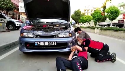 Yavru kedi, sıkıştığı otomobilden kurtarıldı