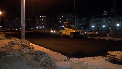 DİYARBAKIR - Belediye ekipleri konforlu yol için gece de mesaide