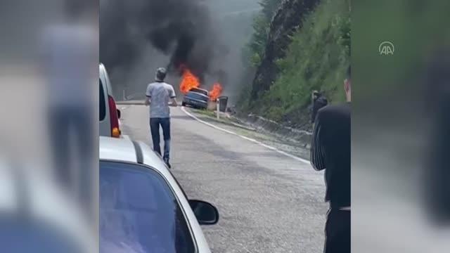 Seyir halindeyken alev alan otomobil kullanılamaz hale geldi