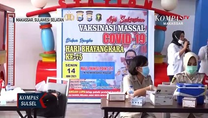 Warga Tetap Antusias Terima Vaksin Massal