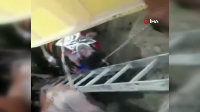 Göçük altında kalan işçilerin kurtarılma anı kamerada