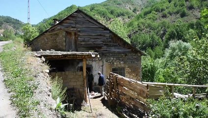 GÜMÜŞHANE - Dağlardan getirilen çamurla üretilen 'Dölek güveci' zamana direniyor