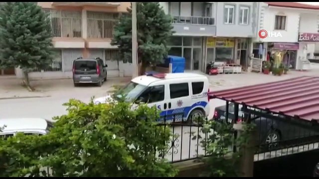 Polisten görülmemiş operasyon: Ayağı ipe dolanan yavru kargayı polis kurtardı