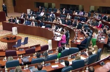 El show a lo 'Black Lives Matter' de Serigne Mbayé (Podemos) tras haber sido aludido por Rocío Monasterio