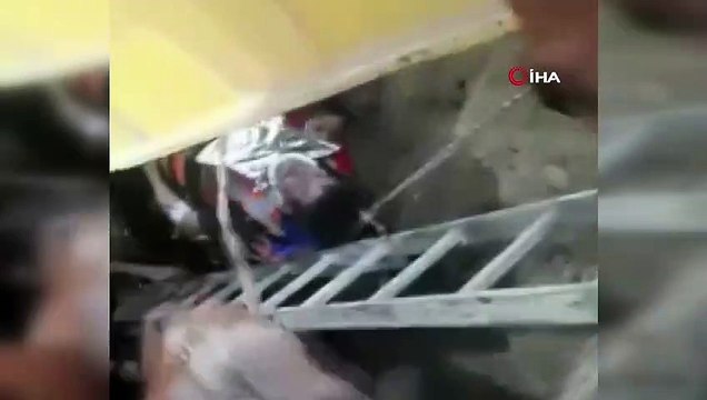 Göçük altında kalan işçilerin kurtarılma anı kameralara yansıdı
