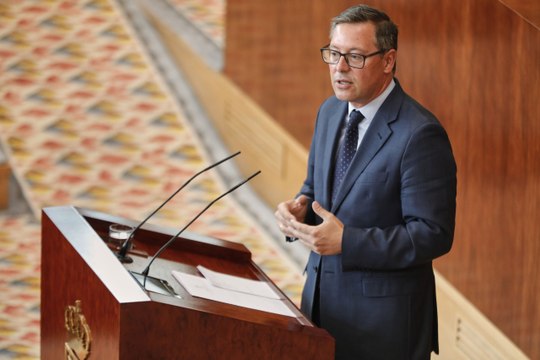 Las perlas de Alfonso Serrano contra la izquierda en el debate de investidura de Ayuso