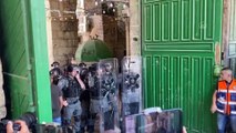 KUDÜS - İsrail polisi Mescid-i Aksa’da Filistinlilere müdahale etti