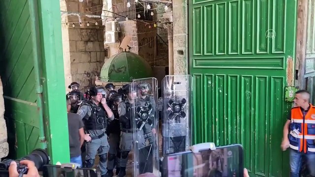 KUDÜS - İsrail polisi Mescid-i Aksa’da Filistinlilere müdahale etti