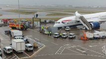 İngiltere'de park yapan uçağın burun tekerleği kırıldı