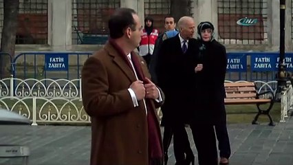 Sultanahmet saldırısının yaşandığı alana çiçek bıraktı