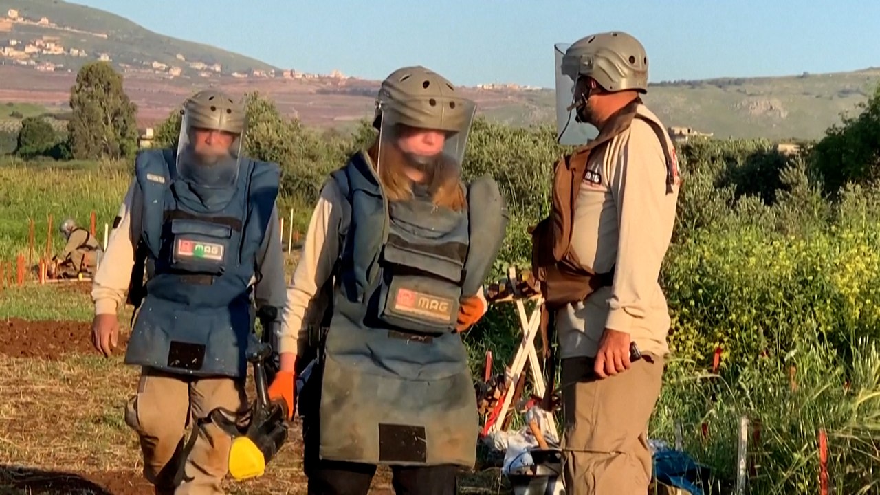 Frauen räumen Minen im Libanon