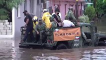 Un millar de hogares inundados al desbordarse un río en la ciudad mexicana de Juchitán.