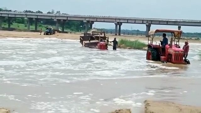 अचानक बढ़ गया नदी का जलस्तर, देखते ही देखते डूब गए दो ट्रैक्टर, देखें वीडियो