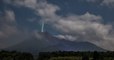 Ce photographe indonésien immortalise la chute d'un météore, qui semble s'écraser dans la cratère d'un volcan