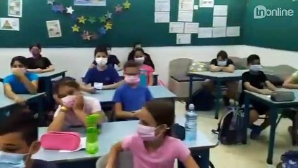 Estudantes festejam ao poderem retirar máscaras na sala de aula