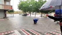 Sultangazi'de sağanak yağış sonrası araçlar mahsur kaldı