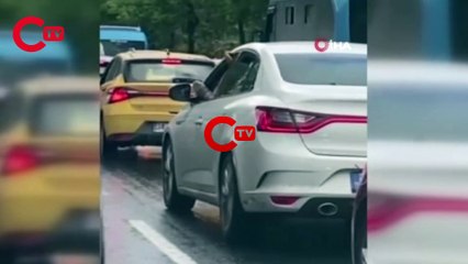 Ayağını camdan çıkararak otomobil kullanan sürücü kamerada