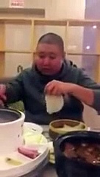 Bu adam bir garip yemek yiyor!