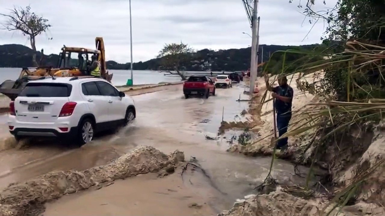 Adutora da Casan rompe, inunda Avenida das Rendeiras e causa trânsito na Lagoa da Conceição