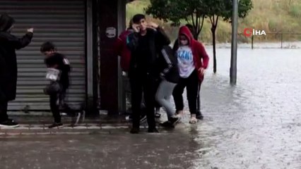 Düşen çantayı almak için takım elbisesiyle suya girdi