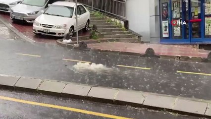 Beyoğlu'nda caddeler sular altında kaldı, sürücüler zor anlar yaşadı