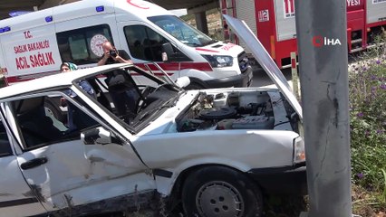 Kaza yaptığı aracın başına olayın şokuyla yığılıp kaldı
