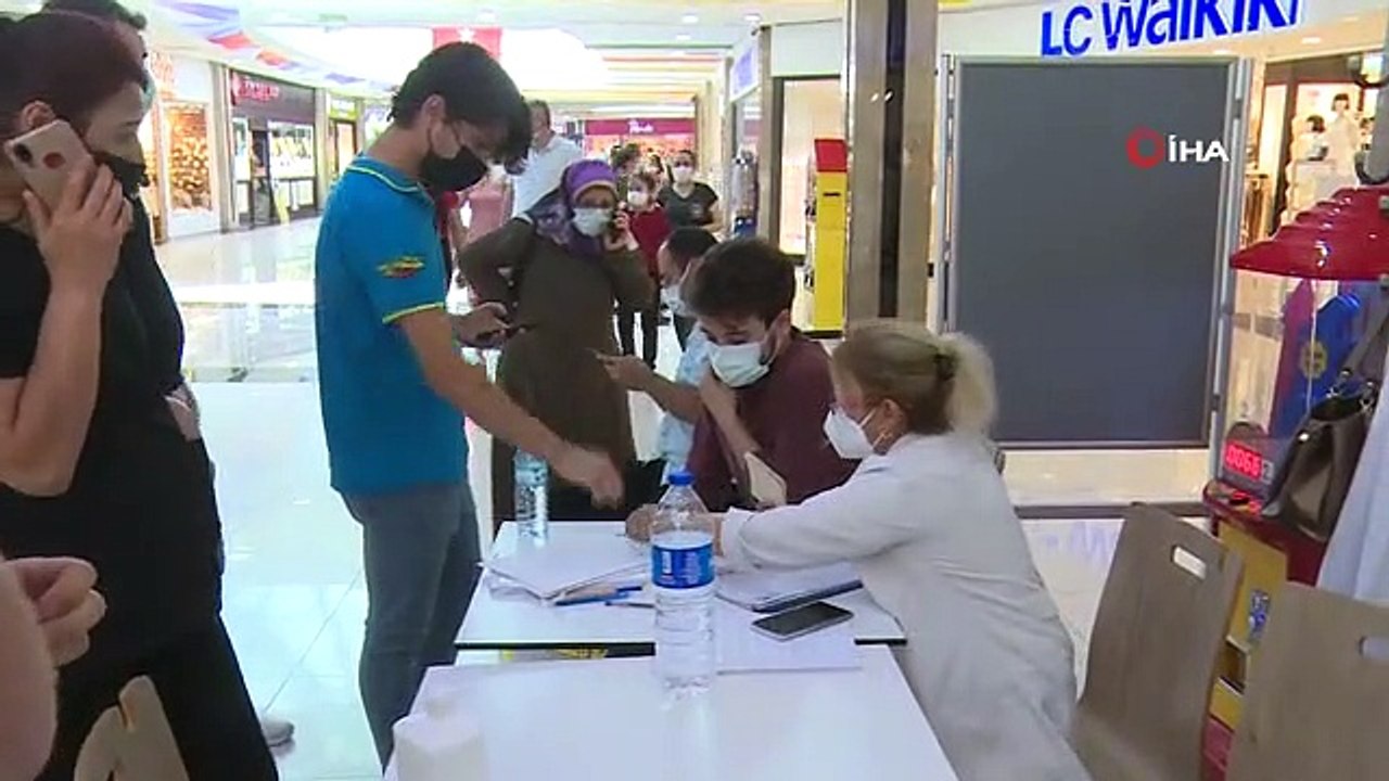 Alışveriş merkezinde aşı istasyonu kuruldu