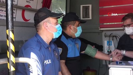 Uşak polisi, Kızılay’a kan bağışında bulundu