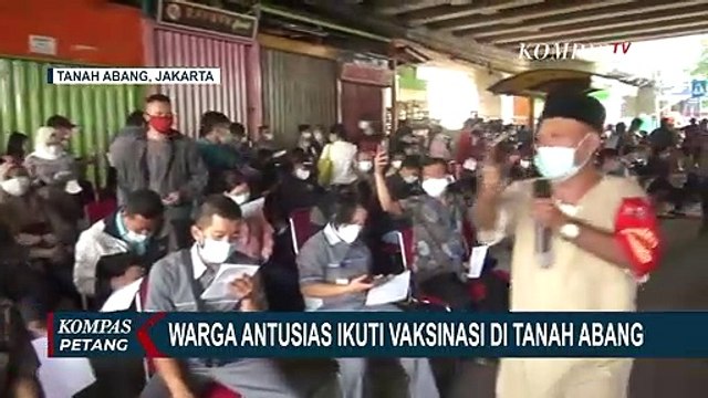 Antusiasme Warga Ikut Vaksinasi Covid-19 di Pasar Tanah Abang