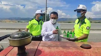 Alaşehir'de traktör sürücülerine reflektör dağıtıldı